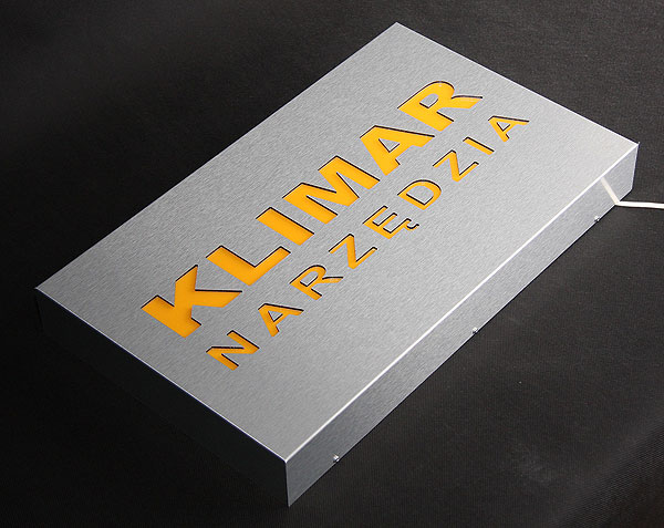 Reklamowy kaseton podświetlany ze srebrnego szczotkowanego dibondu dla firmy Klimar