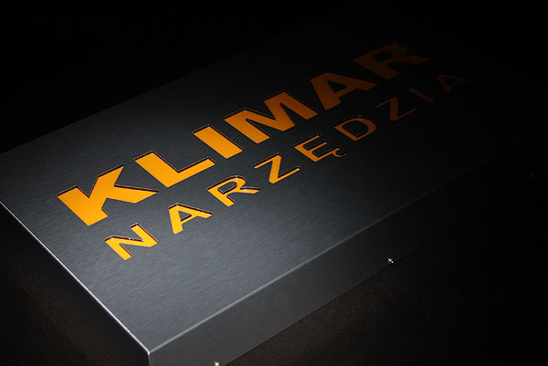 Reklamowy kaseton podświetlany ze srebrnego szczotkowanego dibondu dla firmy Klimar