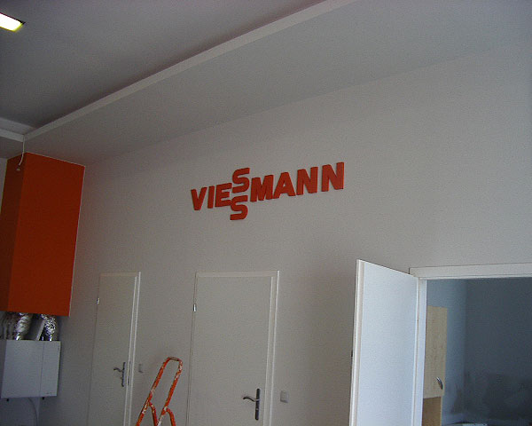 Logotyp wewnątrz salonu firmowego Viessman