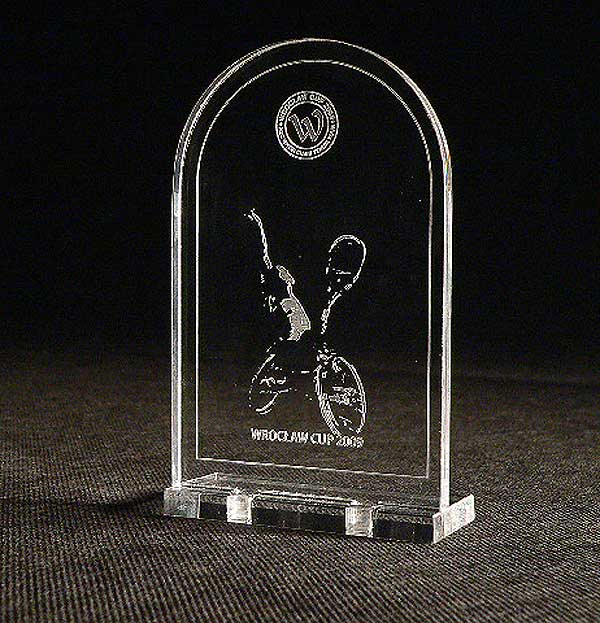 Statuetka z plexi dedykowana na turniej tenisowy na wózkach inwalidzkich