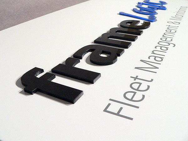 Czarne litery o grubości 3 mm na lakierowanej na biało blasze aluminiowej
