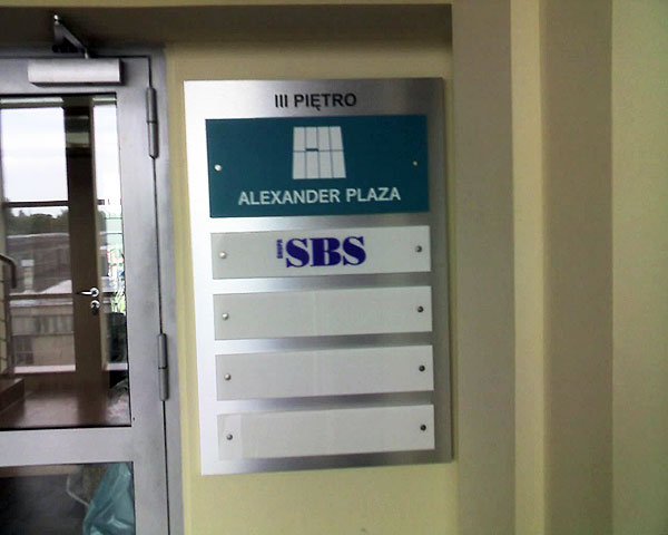 Tablica z szyladami firmowymi na trzecim piętrze biurowca Alexander Plaza