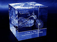 Motocykl wygrawerowany
w technice 3D w szklanym sześcianie