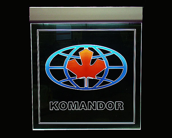 Prezenter grawerowany z logo firmy Komandor