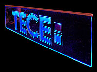 Prezenter grawerowany podświetlany niebieskimi diodami z logo TECE