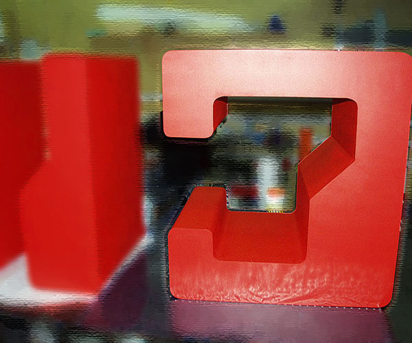 Czerwone litery ze styropianu o grubości 40 centymetrów z licem z pcv wyklejonym matową folią