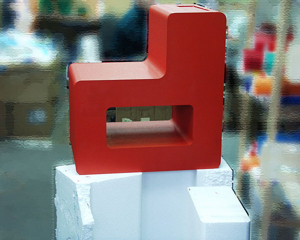 Czerwone litery ze styropianu o grubości 40 centymetrów z licem z pcv wyklejonym matową folią