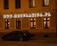 Złote litery podświetlane do tyłu na elewacji hotelu Akira we Wrocławiu