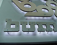 Metalowe logo Bumar podświetlone białymi diodami