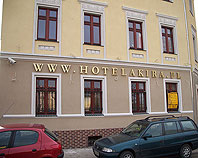 Złoty ozdobny napis reklamowy Hotelu Akira we Wrocławiu