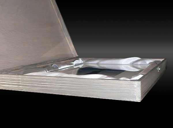 Pomalowane na srebrno drewniane pudełko na dyplom