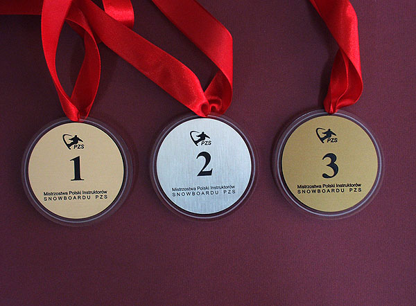 Medale okolicznościowe złoty srebrny i brązowy na 
Mistrzostwa Polski Instruktorów Snowboardu PZS