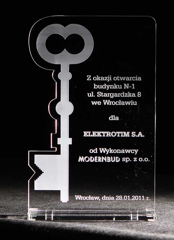 Symboliczny klucz - statuetka z okazji otwarcia budynku N-1 
od Modernbudu dla Elektrotimu