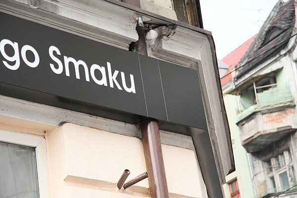 Podświetlany szyld w czarnym kolorze z dibondu dla Akademi Dobrego Smaku we Wrocławiu przy ul. Kościuszki
