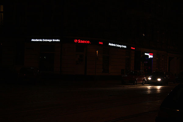 Podświetlany szyld w czarnym kolorze z dibondu dla Akademi Dobrego Smaku we Wrocławiu przy ul. Kościuszki
