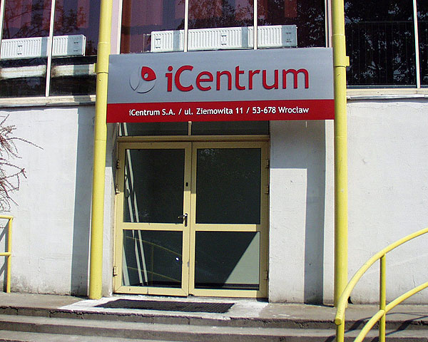 Oznakowanie firmy iCentrum - tablca informacyjna z blachy wyklejonej samoprzyepną folią.