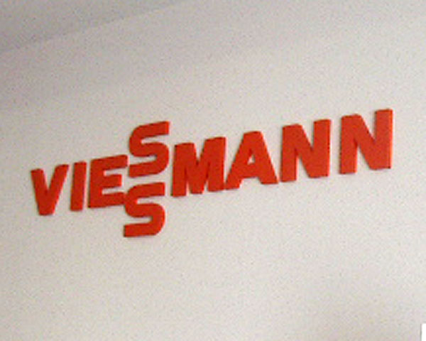 Litery przestrzenne ze styroduru dla salonu firmowego Viessmann