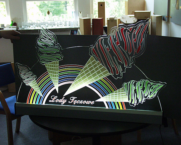 Szyld kolorowy prezenter grawerowany podświetlany krawędziowo Lody Tęczowe.