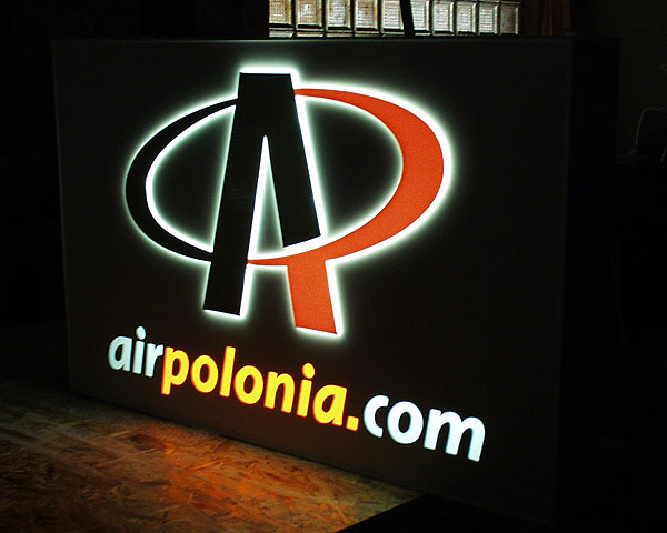 Oznakowanie lini lotniczej Air Polonia na lotnisku we Wrocławiu