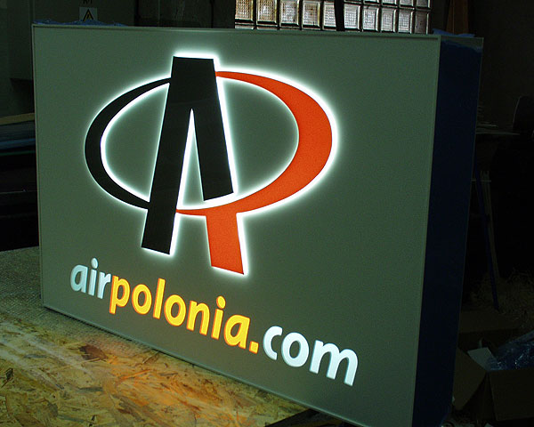 Oznakowanie lini lotniczej Air Polonia na lotnisku we Wrocławiu