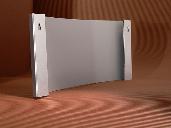 Tabliczka przydrzwiowa ze srebrnego dibondu z wypukłymi literami z pleksi z grafika wyklejoną folią samoprzylepną