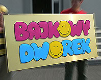 Złoty szyld z wystajacymi kolorowymi
podświetlanymi literami dla przedszkola Bajkowy Dworek