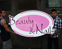 Szyld owalny z pleksi - Beauty and Nails w kolorystyce różowo fioletowej