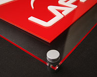 Ozdobny szyld 3d na przeźroczystej
plexi z wypukłymi literami dla Lafsen