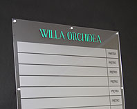 Tablica informacyjna z szyldami i tabliczkami z opisami o działach firmy na piętrach