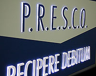 Niebiesko biały szyld z wystającymi
podświetlanymi literami dla firmy P.R.E.S.C.O