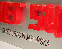 Czerwone przestrzenne litery z plexi
podświetlane diodami na kasetonie