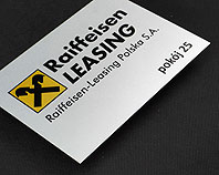 Pełnokolorowy szyld aluminiowy
na drzwi dla Raiffeisen Leasing