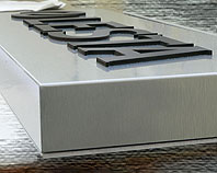 Elegancki aluminiowy kaseton
z przestrzennymi literami z pleksi
