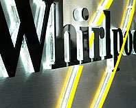 Metalowy szyld z podświetlanymi krawędziowo literami dla firmy Whirpool