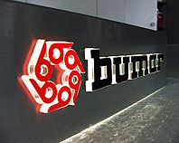 Szyld z aluminium z wypukłymi
podświetlanymi diodami literami dla firmy Bumar