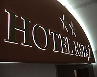 Kaseton podswietlany z wypukłymi
złotymi literami - Hotel Książ