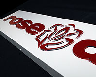 Czerwone wypukłe litery na białej
lakierowanej blasze aluminiowej,
szyld reklamowy dla gabinetu stomatologicznego