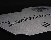 Elegancki srebrny szyld adresowy
dla Kamienicy pod Modrzewiem