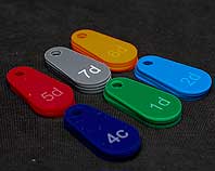 Cięcie i grawerowanie plexi kolorowe numerki do kluczy