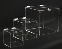 Trzy skarbonki z plexi, 10x10x10 cm,
20x20x20 cm, 30x30x30 cm