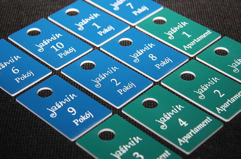 Grawerowane zielone i niebieski zawieszki z numerami do kluczy dla pensjonatu
