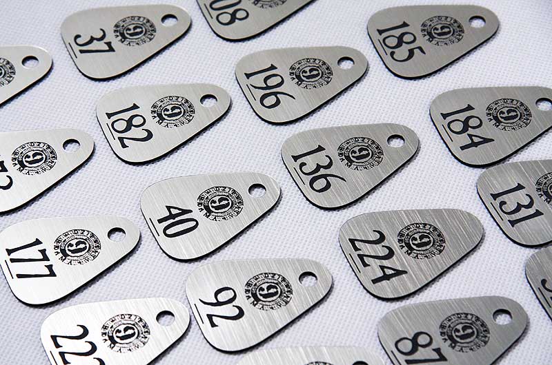 Grawerowane srebrno-czarne zawieszki z numerami do kluczy dla klubu do szafek