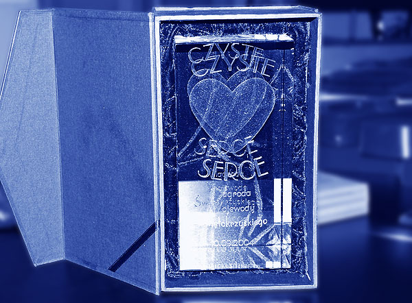 Szklana statuetka nagroda wojewody świetkorzyskiego - widok z pudełkiem