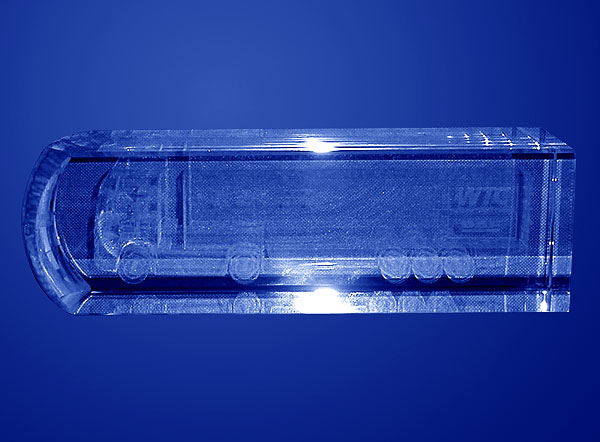 Samocód ciężarowy TIR w szklanej statuetce
