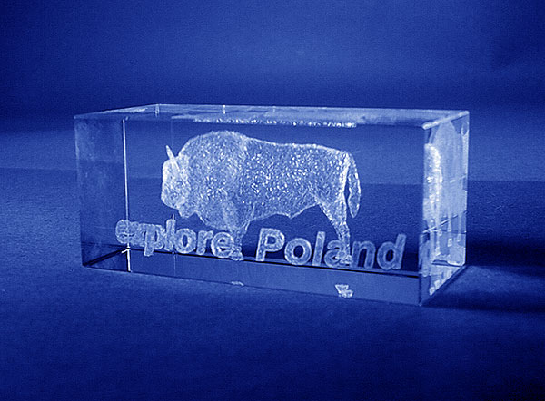 Szklana statuetka pamiątkowa z charakterystycznym dla Polski symbolem