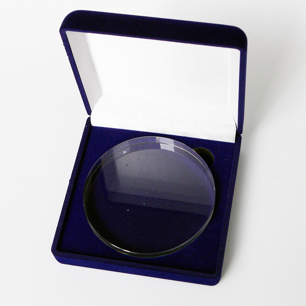 Szklany medal w ozdobnym pudełku